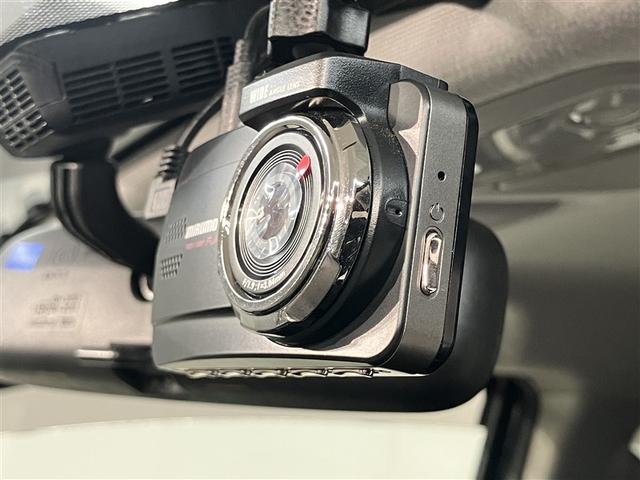 ヴォクシー ハイブリッドＶ　横滑防止装置　リアカメラ　エアバック　パワーウインドウ　ＡＷ　メモリナビ　ドラレコ付き　パワステ　ＬＥＤライト　盗難防止　ＤＶＤ再生機能　ナビＴＶ　リモコンキー　Ｗエアバッグ　ＥＴＣ　ＡＢＳ　３列（9枚目）