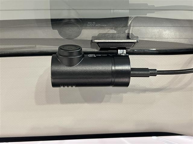 ヴォクシー ハイブリッドＶ　横滑防止装置　リアカメラ　エアバック　パワーウインドウ　ＡＷ　メモリナビ　ドラレコ付き　パワステ　ＬＥＤライト　盗難防止　ＤＶＤ再生機能　ナビＴＶ　リモコンキー　Ｗエアバッグ　ＥＴＣ　ＡＢＳ　３列（10枚目）