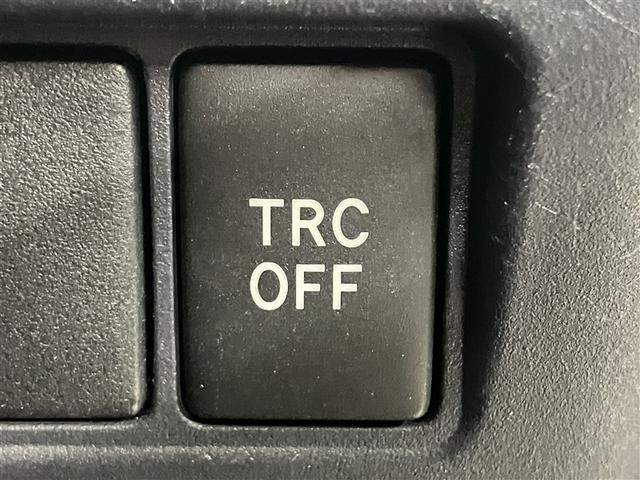 ヴォクシー ハイブリッドＶ　横滑防止装置　リアカメラ　エアバック　パワーウインドウ　ＡＷ　メモリナビ　ドラレコ付き　パワステ　ＬＥＤライト　盗難防止　ＤＶＤ再生機能　ナビＴＶ　リモコンキー　Ｗエアバッグ　ＥＴＣ　ＡＢＳ　３列（12枚目）