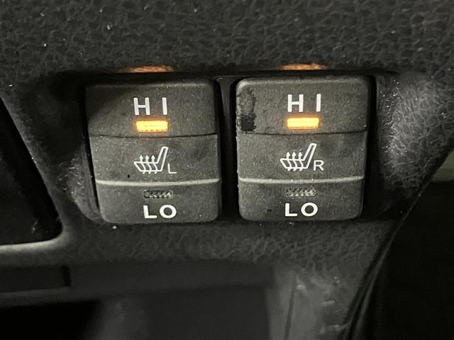 ヴォクシー ハイブリッドＶ　横滑防止装置　リアカメラ　エアバック　パワーウインドウ　ＡＷ　メモリナビ　ドラレコ付き　パワステ　ＬＥＤライト　盗難防止　ＤＶＤ再生機能　ナビＴＶ　リモコンキー　Ｗエアバッグ　ＥＴＣ　ＡＢＳ　３列（17枚目）