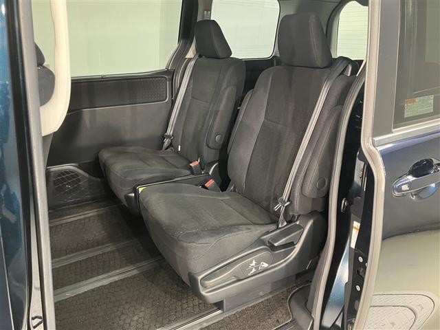 ヴォクシー ハイブリッドＶ　横滑防止装置　リアカメラ　エアバック　パワーウインドウ　ＡＷ　メモリナビ　ドラレコ付き　パワステ　ＬＥＤライト　盗難防止　ＤＶＤ再生機能　ナビＴＶ　リモコンキー　Ｗエアバッグ　ＥＴＣ　ＡＢＳ　３列（18枚目）