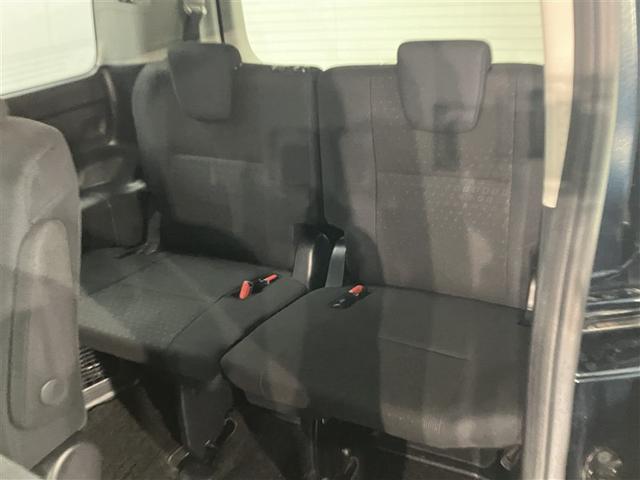 ヴォクシー ハイブリッドＶ　横滑防止装置　リアカメラ　エアバック　パワーウインドウ　ＡＷ　メモリナビ　ドラレコ付き　パワステ　ＬＥＤライト　盗難防止　ＤＶＤ再生機能　ナビＴＶ　リモコンキー　Ｗエアバッグ　ＥＴＣ　ＡＢＳ　３列（19枚目）