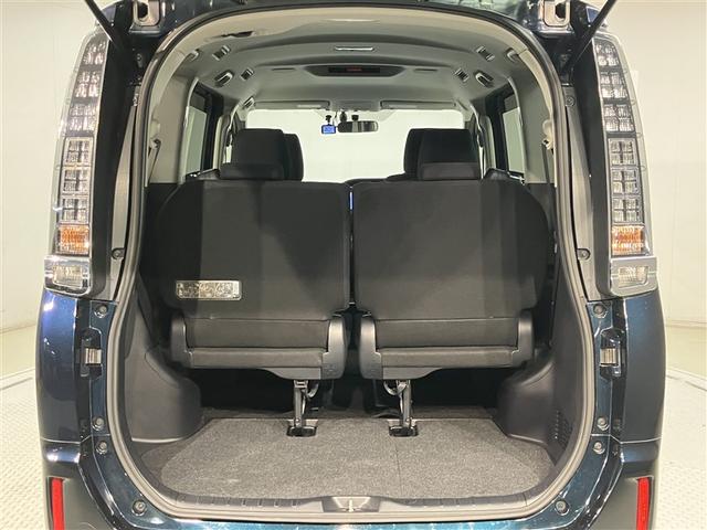 ヴォクシー ハイブリッドＶ　横滑防止装置　リアカメラ　エアバック　パワーウインドウ　ＡＷ　メモリナビ　ドラレコ付き　パワステ　ＬＥＤライト　盗難防止　ＤＶＤ再生機能　ナビＴＶ　リモコンキー　Ｗエアバッグ　ＥＴＣ　ＡＢＳ　３列（20枚目）