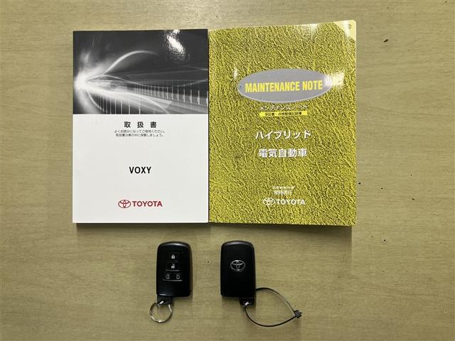 ヴォクシー ハイブリッドＶ　横滑防止装置　リアカメラ　エアバック　パワーウインドウ　ＡＷ　メモリナビ　ドラレコ付き　パワステ　ＬＥＤライト　盗難防止　ＤＶＤ再生機能　ナビＴＶ　リモコンキー　Ｗエアバッグ　ＥＴＣ　ＡＢＳ　３列（22枚目）