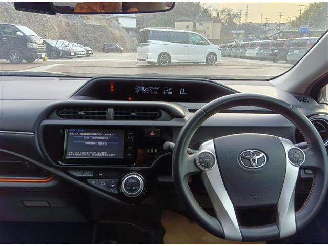 アクア Ｘ－アーバン　キーフリーシステム　横滑り防止システム　ＤＶＤ再生可　パワステ　フルセグＴＶ　スマートキ－　デュアルエアバック　運転席エアバッグ　ナビＴＶ　ＥＴＣ車載器　ドラレコ　エアコン　ＬＥＤヘッドライト　ＡＢＳ（5枚目）