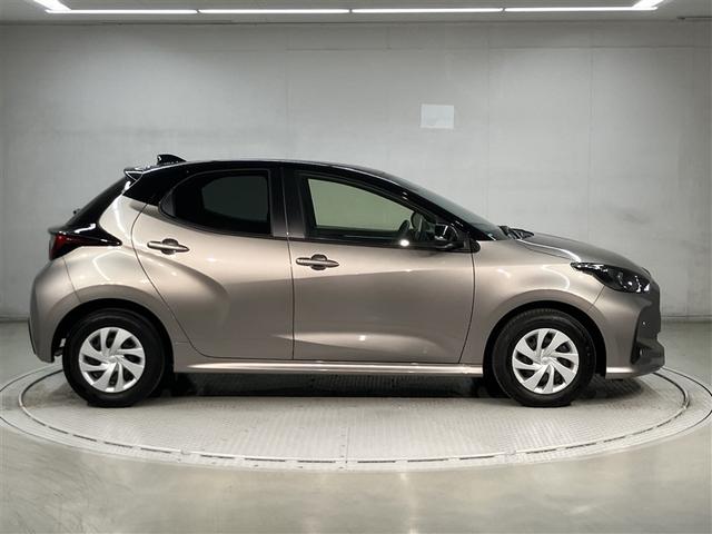 ヤリス Ｇ　プリクラッシュブレーキ　バックガイドモニター　メモリナビ　オートエアコン　クルーズコントロール　整備記録簿　ナビ　ＬＥＤヘッドライト　横滑り防止機能　サイドエアバック　エアバッグ　ＡＢＳ　ＥＴＣ（3枚目）