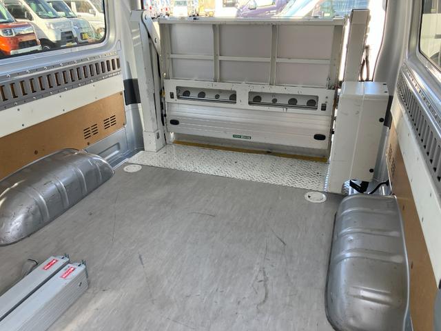 ハイエースバン パワーゲート 1年保証 1オーナー 整備記録18枚 ラッシング 5ドア 3人乗り キーレス ETC カロッツェリア製ナビ バックカメラ DVD/CD/SD(14枚目)