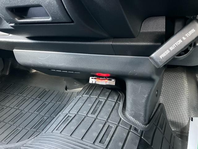 ハイエースバン パワーゲート 1年保証 1オーナー 整備記録18枚 ラッシング 5ドア 3人乗り キーレス ETC カロッツェリア製ナビ バックカメラ DVD/CD/SD(26枚目)