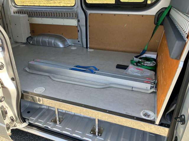 ハイエースバン パワーゲート 1年保証 1オーナー 整備記録18枚 ラッシング 5ドア 3人乗り キーレス ETC カロッツェリア製ナビ バックカメラ DVD/CD/SD(31枚目)