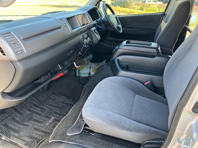 ハイエースバン ロングワイドスーパーＧＬ　１年保証　１オーナー　キャンピングベース車　元公共応急作業車（ＮＴＴ）　４ＷＤ　キーレス　フォグ　オートライト　ＥＴＣ　パナソニック製ナビ　フルセグ　バックカメラ　ＣＤ録音　ＤＶＤ／ＣＤ／ＳＤ（10枚目）