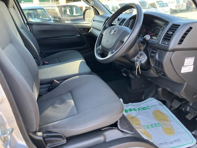 ハイエースバン ロングDX 1年保証 1オーナー 整備記録簿15枚 禁煙車 キーレス ETC 3/6人乗り 平床 5ドア リヤ小窓(8枚目)