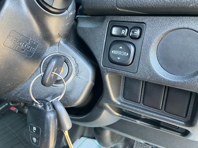 ハイエースバン ロングDX 1年保証 1オーナー 整備記録簿15枚 禁煙車 キーレス ETC 3/6人乗り 平床 5ドア リヤ小窓(9枚目)