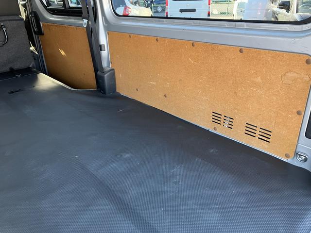 ハイエースバン ロングDX 1年保証 1オーナー 整備記録簿15枚 禁煙車 キーレス ETC 3/6人乗り 平床 5ドア リヤ小窓(30枚目)