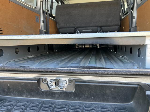 ハイエースバン ロングDX 1年保証 1オーナー 整備記録簿15枚 禁煙車 キーレス ETC 3/6人乗り 平床 5ドア リヤ小窓(31枚目)