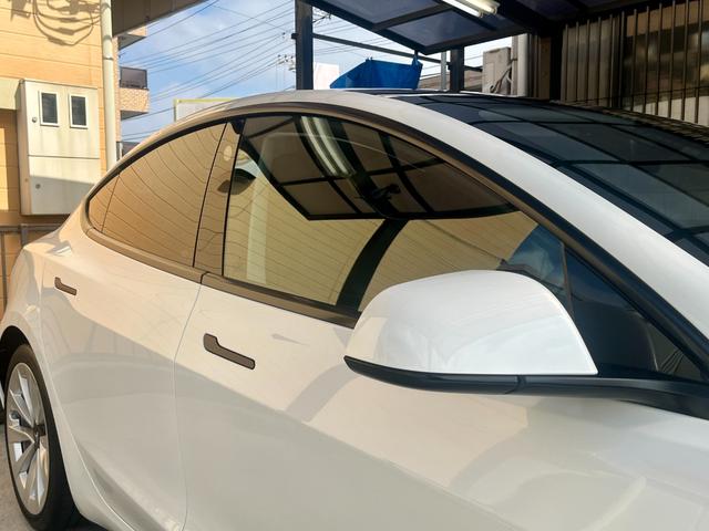 モデル３ ロングレンジ　ＡＷＤ　／１オーナー／禁煙車／保証付／ガラスルーフ／ダッシュカム／オートパイロット／純正ナビ／サイド＆バックカメラ／Ｂｌｕｅｔｏｏｔｈ／ＥＴＣ２．０／置くだけ充電／衝突軽減ブレーキ／パークトロニックセンサー（13枚目）