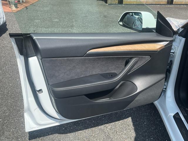 モデル３ ロングレンジ　ＡＷＤ　／１オーナー／禁煙車／保証付／ガラスルーフ／ダッシュカム／オートパイロット／純正ナビ／サイド＆バックカメラ／Ｂｌｕｅｔｏｏｔｈ／ＥＴＣ２．０／置くだけ充電／衝突軽減ブレーキ／パークトロニックセンサー（64枚目）