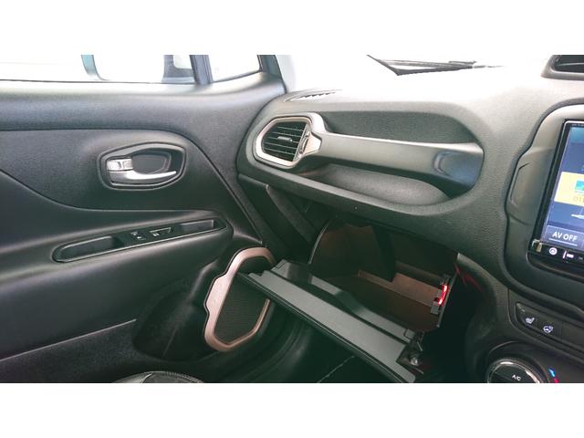 ジープ・レネゲード リミテッド　ナビ　地デジ　Ｂｌｕｅｔｏｏｔｈオーディオ　バックカメラ　パワーシート　シートヒーター　ハンドルヒーター　衝突軽減ブレーキ　クルーズコントロール　プッシュスタート　スマートキー　ワンオーナー（22枚目）