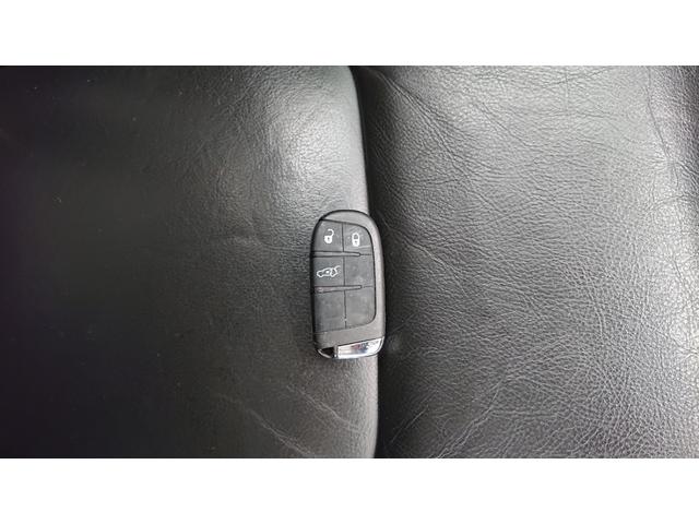 ジープ・レネゲード リミテッド　ナビ　地デジ　Ｂｌｕｅｔｏｏｔｈオーディオ　バックカメラ　パワーシート　シートヒーター　ハンドルヒーター　衝突軽減ブレーキ　クルーズコントロール　プッシュスタート　スマートキー　ワンオーナー（23枚目）