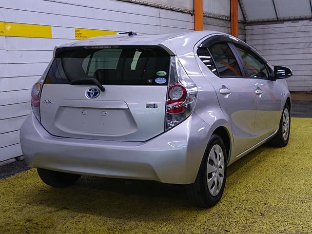 アクア Ｓ　ナビ　ＣＤ　ＤＶＤ　スマートキー　プッシュスタート　記録簿　ワンオーナー（8枚目）