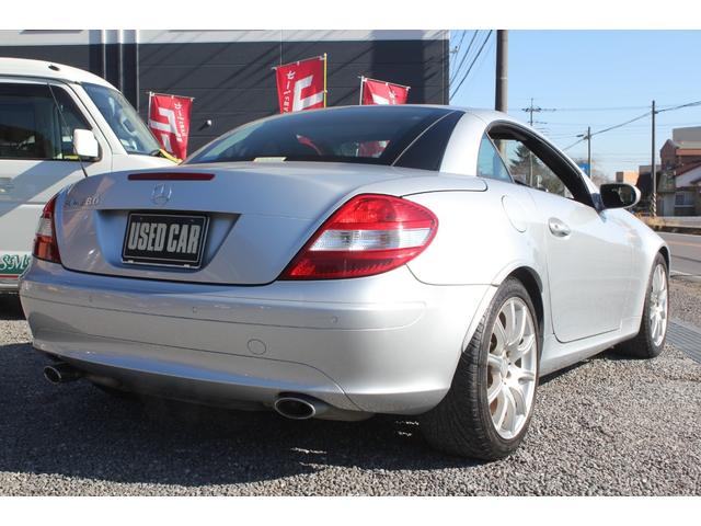 ＳＬＫ２８０　スポーツパッケージ　専用１７インチＡＷ／スポーツサス　３．０ＬＶ６ＤＯＨＣ　７速パドルシフト付　レッドレザー／ＰＷシート／ヒーター付　社外ナビ／フルセグＴＶ　ＨＩＤヘッドライト　ＥＴＣ(7枚目)