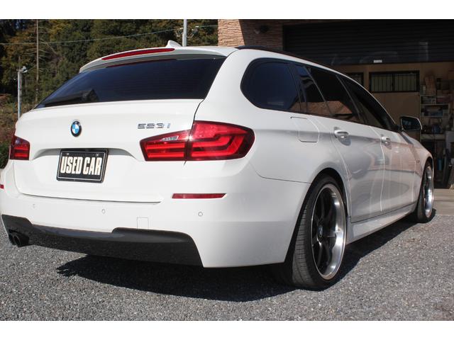 ５シリーズ ５２３ｉツーリング　Ｍスポーツパッケージ　２Ｌ直列４気筒ＤＯＨＣツインターボ　８ＡＴパドルＳ付　ＭスポーツＰＫＧ　２０インチアルミ　ナビ／ＴＶ／Ｂｌｕｅｔｏｏｔｈ／バックカメラ　クルコン　ミラー型ＥＴＣ　取説／記録簿／スペアキー　ＡＵＴＯ／Ｈ（6枚目）