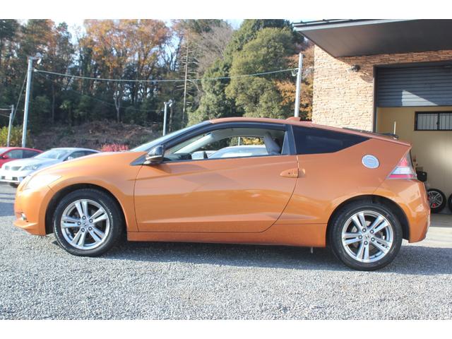 左ドア上部とドアミラーにクリアハゲが見られます。