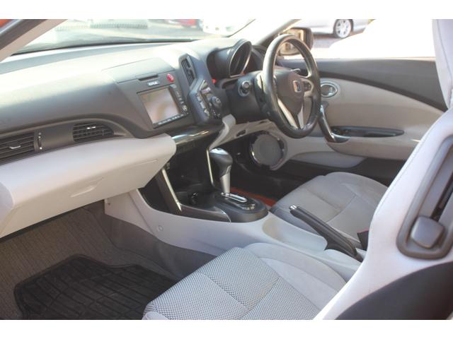 ２シーターとしての空間はしっかり確保されているので、窮屈感なく過ごせます。