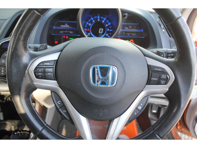 本革巻きステアリングも高級感あって、快適にドライブを楽しめます。