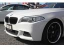 ５シリーズ ５２３ｉツーリング　Ｍスポーツパッケージ　２Ｌ直列４気筒ＤＯＨＣツインターボ　８ＡＴパドルＳ付　ＭスポーツＰＫＧ　２０インチアルミ　ナビ／ＴＶ／Ｂｌｕｅｔｏｏｔｈ／バックカメラ　クルコン　ミラー型ＥＴＣ　取説／記録簿／スペアキー　ＡＵＴＯ／Ｈ（4枚目）