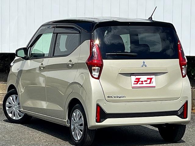 ｅＫワゴン Ｍ　登録届出済未使用車　純正フロアマット　純正サイドバイザー　衝突軽減ブレーキ　フロントシートヒーター　バックカメラ装着車　アイドリングストップ　コーナーセンサー　オートライト（6枚目）