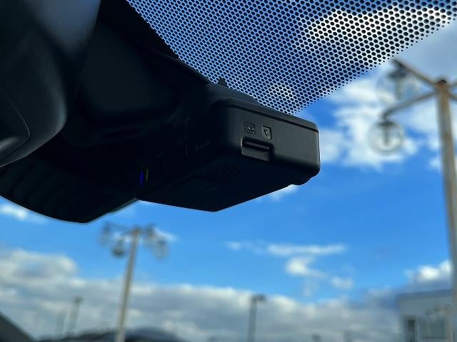 ノート ｅ－パワー　メダリスト　ブラックアロー　純正ナビ　フルセグ　ＢＴオーディオ　ＣＤ／ＤＶＤ再生　アラウンドビューモニター　エマージェンシーブレーキ　インテリジェントルームミラー　アダプティブクルーズコントロール　ＥＴＣ　ＬＥＤヘッドライト（12枚目）