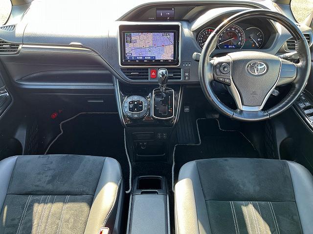 エスクァイア Ｇｉ　プレミアムパッケージ　ブラックテーラード　ＴＳＳ　純正９インチナビ　フルセグ　ＢＴオーディオ　ＣＤ／ＤＶＤ再生　バックカメラ　純正フリップダウンモニター　ＬＥＤヘッドライト　両側パワスラ　クルコン　前席シートヒーター　ステアリングヒーター（3枚目）