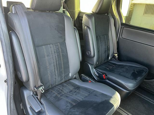 エスクァイア Ｇｉ　プレミアムパッケージ　ブラックテーラード　ＴＳＳ　純正９インチナビ　フルセグ　ＢＴオーディオ　ＣＤ／ＤＶＤ再生　バックカメラ　純正フリップダウンモニター　ＬＥＤヘッドライト　両側パワスラ　クルコン　前席シートヒーター　ステアリングヒーター（8枚目）