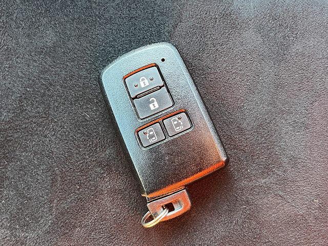 エスクァイア Ｇｉ　プレミアムパッケージ　ブラックテーラード　ＴＳＳ　純正９インチナビ　フルセグ　ＢＴオーディオ　ＣＤ／ＤＶＤ再生　バックカメラ　純正フリップダウンモニター　ＬＥＤヘッドライト　両側パワスラ　クルコン　前席シートヒーター　ステアリングヒーター（25枚目）