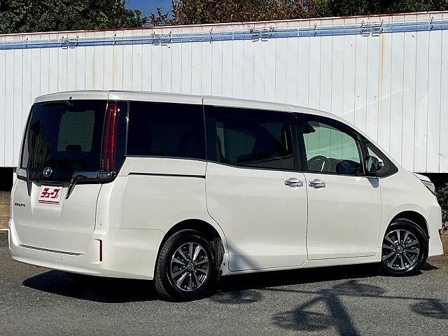 エスクァイア Ｇｉ　プレミアムパッケージ　ブラックテーラード　ＴＳＳ　純正９インチナビ　フルセグ　ＢＴオーディオ　ＣＤ／ＤＶＤ再生　バックカメラ　純正フリップダウンモニター　ＬＥＤヘッドライト　両側パワスラ　クルコン　前席シートヒーター　ステアリングヒーター（32枚目）