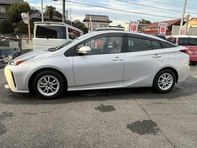 プリウス Ａ　純正ＳＤナビ　全方位モニター　クルーズコントロール　フルセグＴＶ　ＥＴＣ２．０　ＬＥＤライト　フォグライト　ステアリングリモコン　ブルートゥース　プッシュスタート　衝突軽減ブレーキ　パワーシート（3枚目）