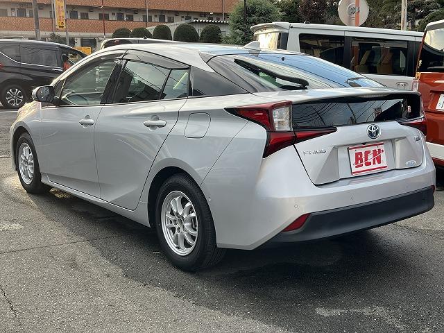 プリウス Ａ　純正ＳＤナビ　全方位モニター　クルーズコントロール　フルセグＴＶ　ＥＴＣ２．０　ＬＥＤライト　フォグライト　ステアリングリモコン　ブルートゥース　プッシュスタート　衝突軽減ブレーキ　パワーシート（4枚目）