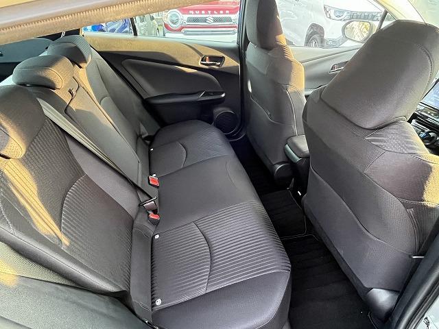 プリウス Ａ　純正ＳＤナビ　全方位モニター　クルーズコントロール　フルセグＴＶ　ＥＴＣ２．０　ＬＥＤライト　フォグライト　ステアリングリモコン　ブルートゥース　プッシュスタート　衝突軽減ブレーキ　パワーシート（6枚目）