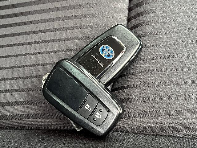 プリウス Ａ　純正ＳＤナビ　全方位モニター　クルーズコントロール　フルセグＴＶ　ＥＴＣ２．０　ＬＥＤライト　フォグライト　ステアリングリモコン　ブルートゥース　プッシュスタート　衝突軽減ブレーキ　パワーシート（27枚目）