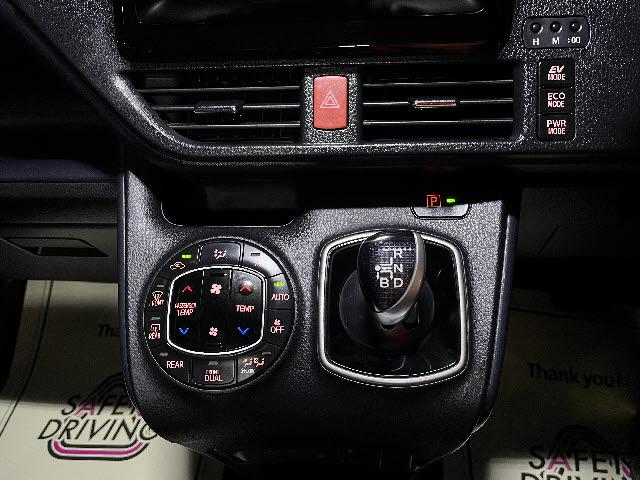 ヴォクシー ハイブリッドＸ　メモリーナビ　パワースライドドア　衝突軽減　バックカメラ　ＥＴＣ　フルセグＴＶ　プッシュスタート　オートライト　キーフリー　ＬＥＤライト　ブルートゥース　ＤＶＤ再生　メモリーナビ　パワースライドドア（6枚目）