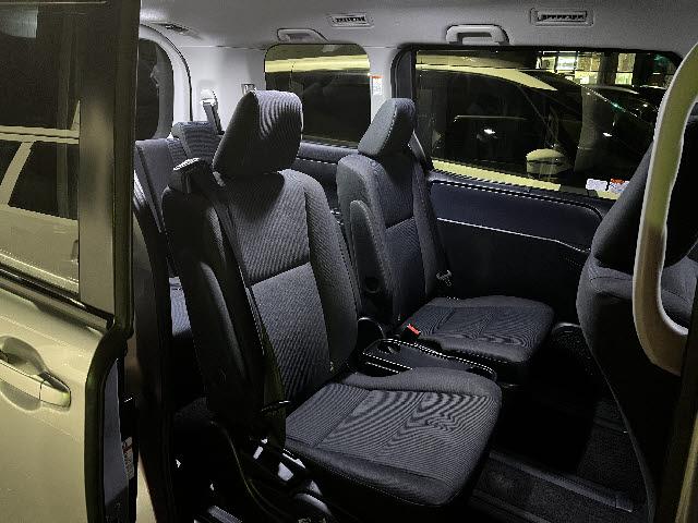 ヴォクシー ハイブリッドＸ　メモリーナビ　パワースライドドア　衝突軽減　バックカメラ　ＥＴＣ　フルセグＴＶ　プッシュスタート　オートライト　キーフリー　ＬＥＤライト　ブルートゥース　ＤＶＤ再生　メモリーナビ　パワースライドドア（7枚目）