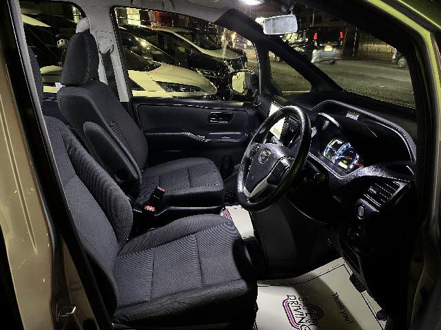 ヴォクシー ハイブリッドＸ　メモリーナビ　パワースライドドア　衝突軽減　バックカメラ　ＥＴＣ　フルセグＴＶ　プッシュスタート　オートライト　キーフリー　ＬＥＤライト　ブルートゥース　ＤＶＤ再生　メモリーナビ　パワースライドドア（8枚目）