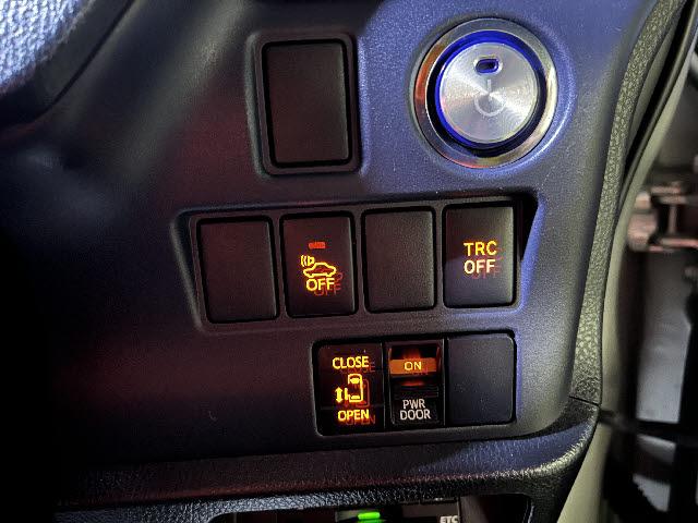 ヴォクシー ハイブリッドＸ　メモリーナビ　パワースライドドア　衝突軽減　バックカメラ　ＥＴＣ　フルセグＴＶ　プッシュスタート　オートライト　キーフリー　ＬＥＤライト　ブルートゥース　ＤＶＤ再生　メモリーナビ　パワースライドドア（9枚目）