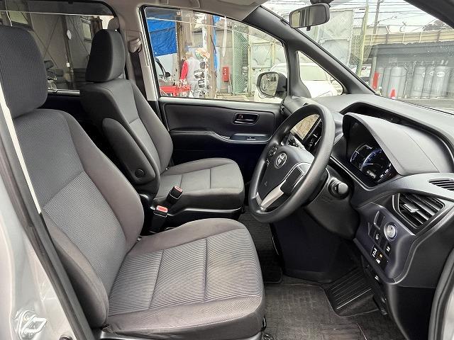 ヴォクシー ハイブリッドＸ　メモリーナビ　パワースライドドア　衝突軽減　バックカメラ　ＥＴＣ　フルセグＴＶ　プッシュスタート　オートライト　キーフリー　ＬＥＤライト　ブルートゥース　ＤＶＤ再生　メモリーナビ　パワースライドドア（11枚目）