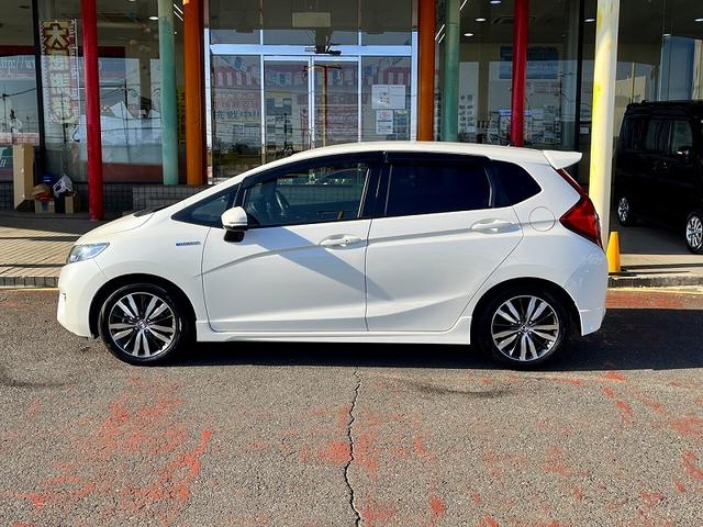 フィットハイブリッド Ｓパッケージ　あんしんパッケージ　社外ＳＤナビ　フルセグ　バックカメラ　プッシュスタート　キーフリー　クルーズコントロール　パドルシフト　ＬＥＤ　ＥＴＣ（4枚目）