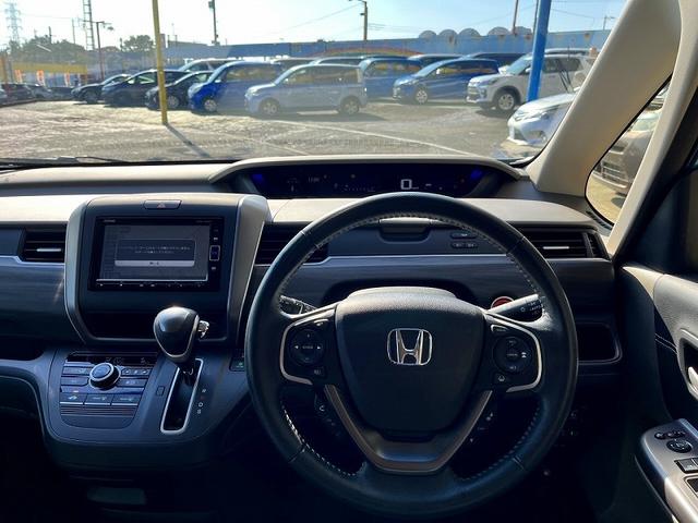 フリード G・ホンダセンシング 7人乗 アイドリングストップ 純正メモリーナビ フルセグ バックカメラ プッシュスタート キーフリー 両側パワースライドドア クルーズコントロール ドラレコ LED ETC ハーフレザーシート(9枚目)