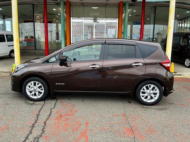 ノート ｅ－パワー　メダリスト　エマージェンシーブレーキ　純正メモリーナビ　フルセグ　アラウンドビューモニター　プッシュスタート　キーフリー　クルーズコントロール　ハーフレザーシート　スマートルームミラー　ドラレコ　ＬＥＤ　ＥＴＣ（4枚目）