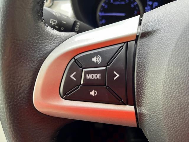ステアリングスイッチ装備！安全、且つ便利です。