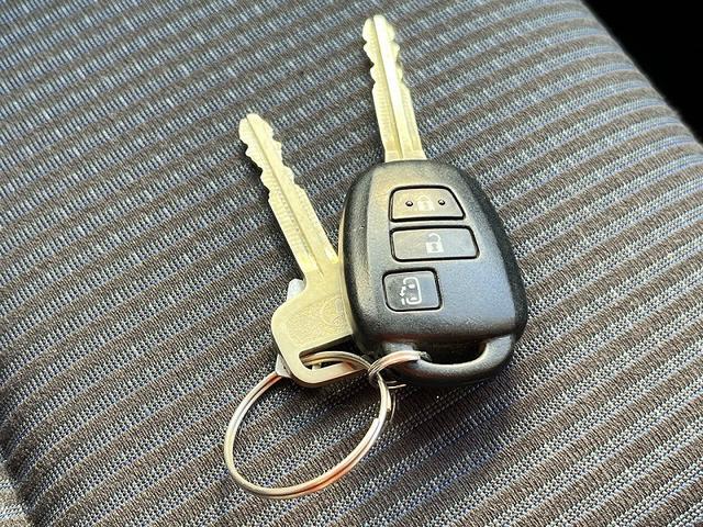 ヴォクシー Ｘ　７人乗　アイドリングストップ　社外メモリーナビ　フルセグ　バックカメラ　左側パワースライドドア　ＭＴモードＡＴ　ＬＥＤ　ＥＴＣ　当店下取車（23枚目）