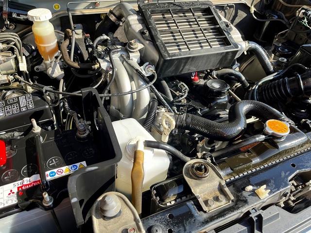 綺麗なエンジンルーム！手を抜きません。調子の良いお車ですよ！